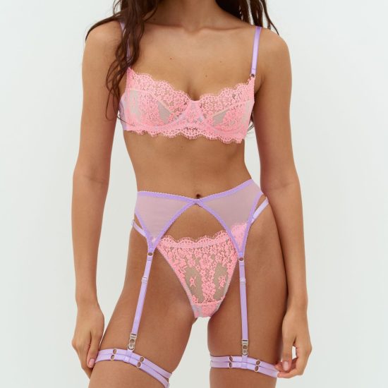 Магазин стильної спідньої жіночої білизни, в якому можна знайти вишукані комплекти жіночої білизни, а також бюстгальтери, труси, стрінги, сліпи, бразиліано, гартери, купальника та аксесуари.